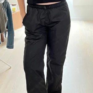 Regnbyxor - Regnbyxor från 7 Seas storlek S. Kardborreband längst ner vid anklarna som man kan spänna åt om man vill.