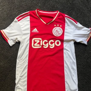 Ajax hemma kit 22/23 - Ajax kit 22/23.                                    Storlek S.                                                   Kom privat vid frågor å funderingar😊