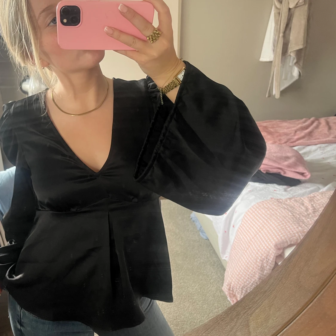 Svart blus med vida ärmar och v-ringning - 1