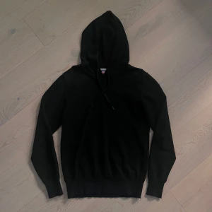 Kashmir-blandad hoodie - Tjena, säljer nu denna kashmir blandade hoodie från William De Faye i storlek S, färgen svart| Den är i bra skick med inga defekter utan bara att den är lite noppig, annars en dunder snygg hoodie | Skick 8-10🔥| nypris ligger runt 1399 kr | Den sitter lite slim och skulle passat även bra på dem som bär XS! | För mer frågor är det bara att skriva!✅