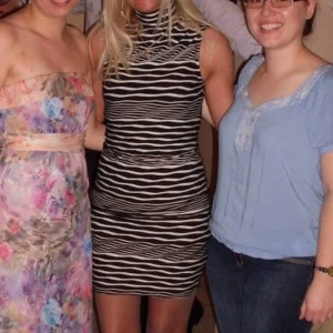 Svartvit randig kortklänning - Säljer en svartvit kortklänning med höghalsad design och ärmlös passform. Klänningen har ett coolt vågigt randigt mönster som ger en modern vibe. Sitter tight och framhäver figuren, perfekt för dig som gillar att sticka ut. Materialet känns mjukt och följsamt mot kroppen.Använd bara en gång 