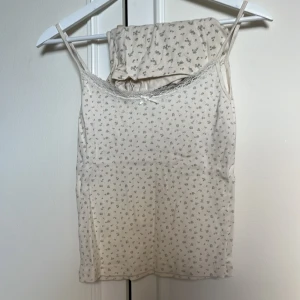 Pointelle pyjamasset - Supersöt pyjamas i pointelle-tyg med blommönster, linne med spetskant och tillhörande shorts