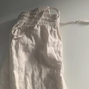 Linnebyxor  - Säljer ett par snygga ljusbeige linnebyxor💕 Använder inte och de har bra skick