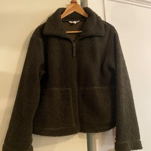 Grön teddyjackA - Från hm 