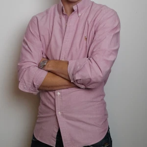Rosa skjorta från Ralph Lauren - Klassisk rosa skjorta från Ralph Lauren med button-down krage och broderad logga på bröstet. Pris kan diskuteras 🙂👌