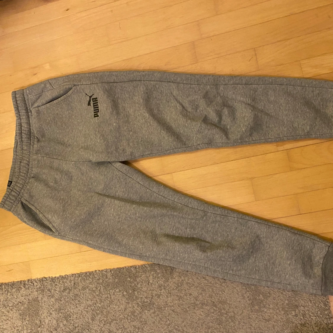 Grå mjukisbyxor från Puma