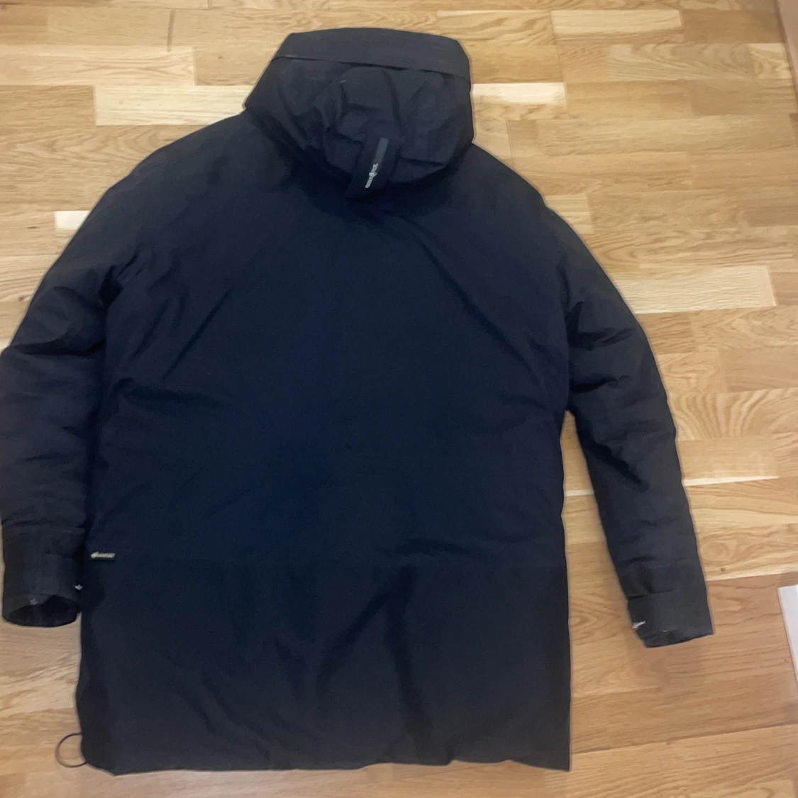 Svart dunjacka med stora fickor - 1