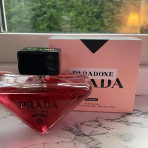 Prada Paradoxe Intense EdP - Prada Paradoxe Intense Eau de Parfum med en unik trekantig flaska i rödrosa glas och svart lock. Doften är intensiv och modern, perfekt för dig som gillar lyxiga och trendiga parfymer. Kommer med originalkartong i ljusrosa med svart detalj. Endast testad men ca 2 sprut.