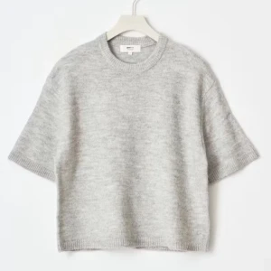 Grå stickad kortärmad tröja - Säljer denna jättefina stickade tröjan från Gina då den inte kommer till användning, skriv för fler bilder! 