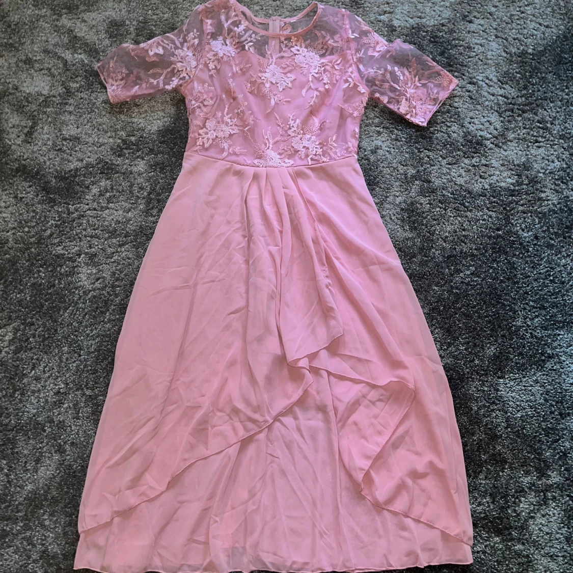 Ljusrosa långklänning med spetsdetaljer