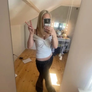 offshoulder - Säljer en vit omlott tubtopp från hm som är använd typ ungefär 2 ggr, säljer pga inte passar mig bra. Finns några fläckar men de är inget man tänker på och går att dölja enkelt (går säkert att tvätta bort) ❤️❤️