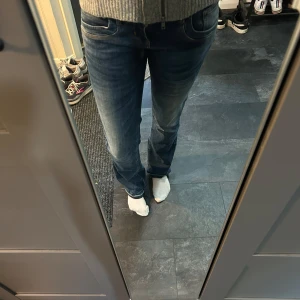 Blå bootcut jeans från LTB - Säljer ett par snygga blå jeans från LTB med bootcut-modell och låg midja. Dom är sprättade längst ner och långa på mig som är 178cm lång❣️❣️❣️❣️❣️