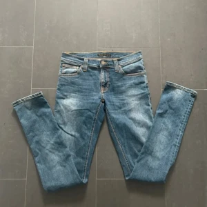Nudie jeans - Nudie Jeans av modellen Long John Storlek: 28/34 - Skicket på jeansen är ny utan prislapp - 10/10 - mitt pris: 449- Nypris: 1599kr.   En stor fördel med Nudies jeans jämfört mot Levis, Tiger of Sweden, Replay, Lee, Acne, dondup osv. Ar att du kan lämna in dem gratis for reparation eller uppläggning i Stockholm, Göteborg eller Malmö. Pa sa vis förlängs livslängden rejalt.