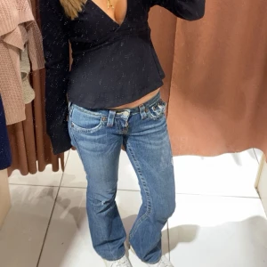 True Religion Jeans  - Säljer mina absoluta favvo byxor för att de har blivit för korta. Midjemåttet är typ 36-37 och innerbenslängden 78 cm. Passar till varje outfit 🩷