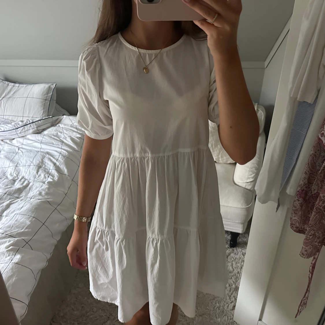 Vit kort klänning med puffärm - 1