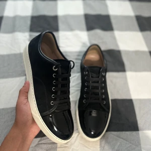 Svarta lanvins  - Säljer mina inprincip helt nya lanvins som ör i prima skick som man ser på bilderna de har inte den minsta flaw för min del och säljer för de inte längre passar min stil, och priset går att diskutera storlek  9  