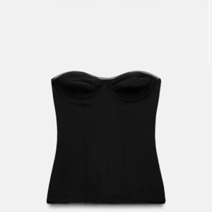 Svart korsettopp från Zara - Säljer en svart korsettopp från Zara i storlek S. Toppen är axelbandslös med markerade kupor och figurnära passform. 