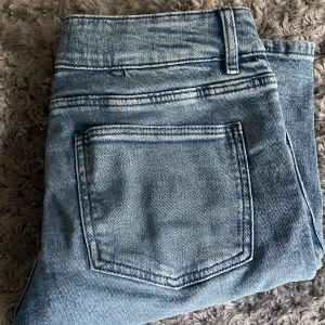 Blåa jeans - Supersnygga jeans från Gina tricot. Har blivit använda ca 2 ggr. Är i superbra skick och sitter jättebra på en. Är low waist och bra i längden.