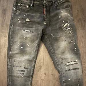 Dsquared2 jeans - Helt nya dsquared2 jeans fin mörk grå färg  storlek w30. Men de står 44.     