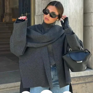 Grå kappa med sjalkrage - Snygg och stilren grå/svart  scarfkappa med en unik sjalkrage. Ger en elegant touch till din outfit. Passar bra med både jeans och klänning. Jackan är aldrig använd och har fortfarande taggar kvar.