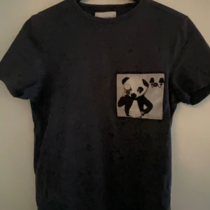 LIMITATO T-shirt - En limitato t shirt med ett litet panda motiv på bröstet. Modellen är limiterad till 300 exemplar. Storleken är XS och är i grymt skick. Allt og skickas med, inklusive box och papper. Tveka inte på att höra av dig vid funderingar!☀️🔥🙌
