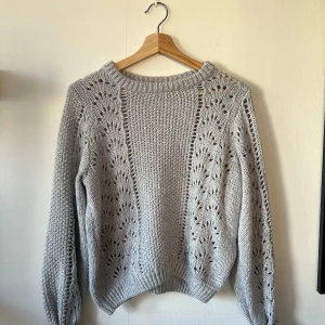 Grå stickad tröja från Lindex - Säljer en grå stickad tröja från Lindex i fint skick.