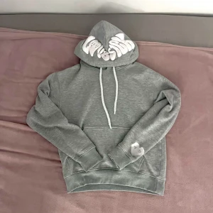 Grå hoodie med tryck - ”Love sick” dress riktig fett släpptes en gång av ett litet företag komplimang magnet dress och väldigt mysigt ( pris kan diskuteras)