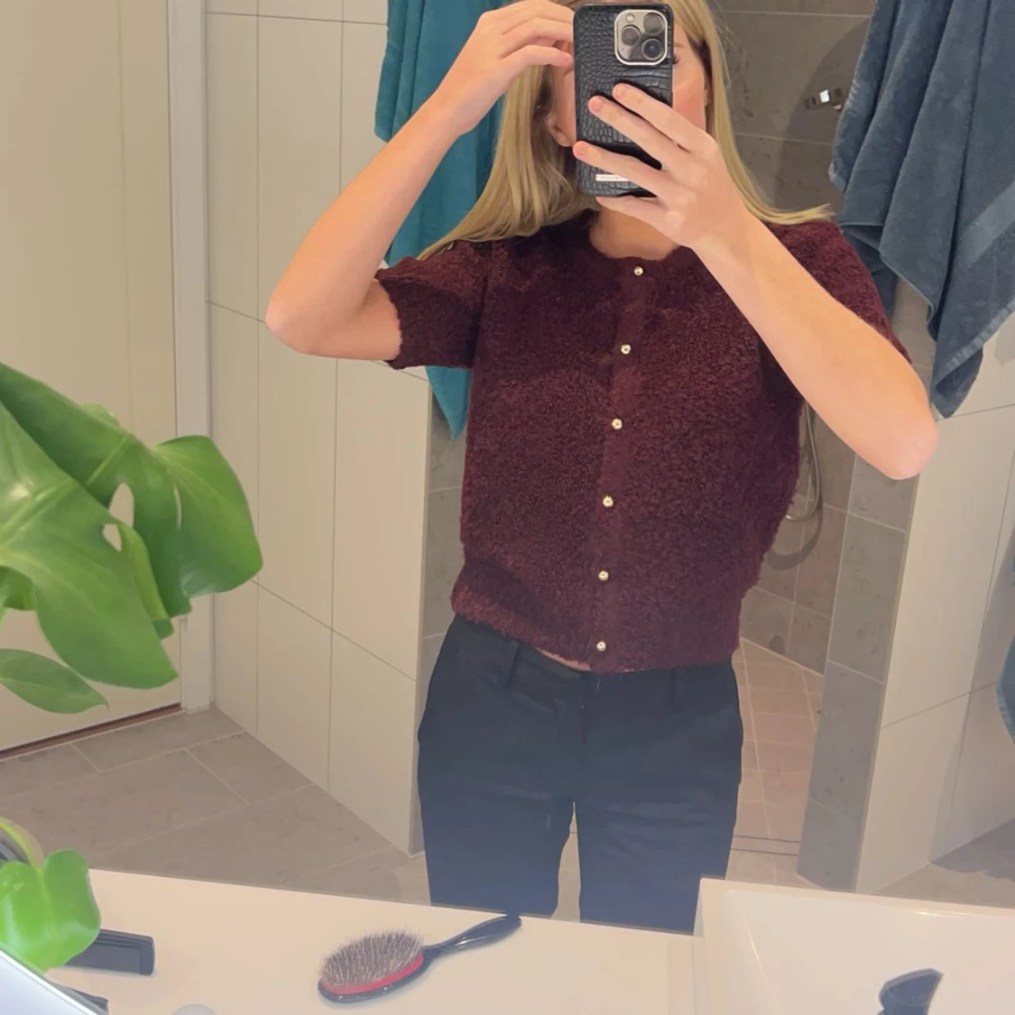 Vinröd kortärmad kofta med knappar