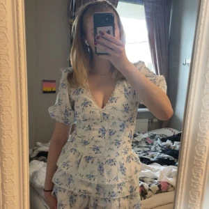 Blommig klänning - Super fin sommar klänning i storlek s, skulle däremot säga att den är som xs! 