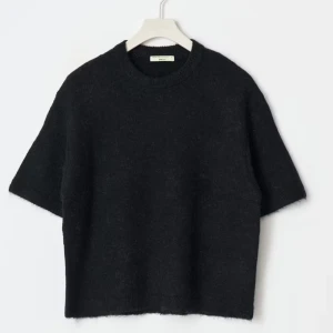 Svart kortärmad tröja  - Säljer min  svarta tröja från Gina tricot då den inte längre kommer till användning. Den är kortärmad och har en rund halsringning. Den är i jätte bra skick och knappt använd. Skriv om du har fler frågor🩷