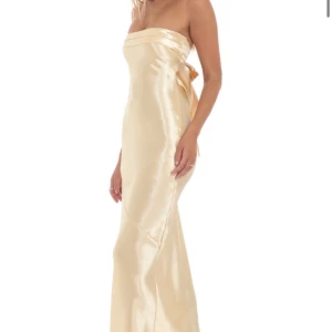 Champagnefärgad axelbandslös klänning - Säljer denna superfina champagne färgade klänning från Lucy in the sky🌟säljer då jag hittat en annan