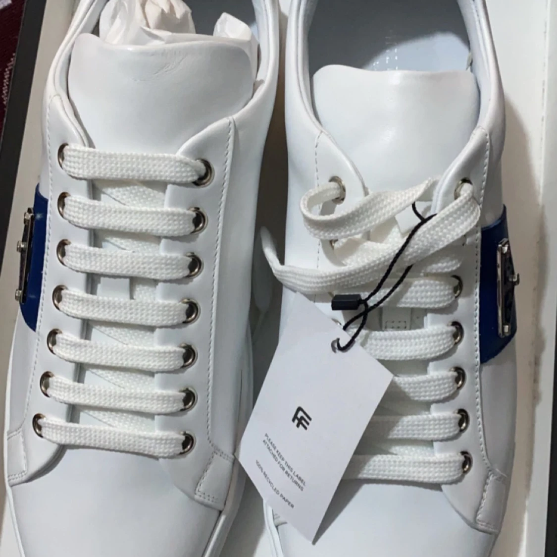 Vita sneakers med blå detaljer från Philipp Plein - 2