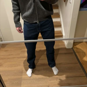 Mörkblå jeans från Calvin Klein - Snygga mörkblå jeans från Calvin Klein med klassisk femficksdesign. De har en rak passform och är tillverkade i ett slitstarkt denimtyg. W32 och priset är inte hugget i sten och nypris ligger på 1200kr