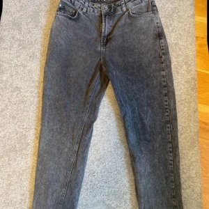 Mörkgrå jeans från Grunt - Säljer ett par mörkgrå jeans från Grunt i modellen 'Street Loose'. De har en loose passform och är tillverkade i ekologiskt material. Perfekta för en avslappnad stil. Storleken är 28.