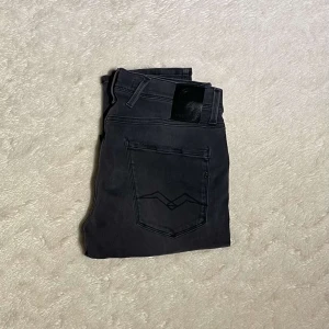 Svarta replay anbass jeans - Svarta replay anbass jeans i strl 30. Jeansen har en normal passform. Mycket gott skick.