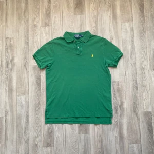 Ralph Lauren Piké - • Säljer en Ralph Lauren piké  • Pikén är i ny skick, inga tecken på användning eller slitage  • Storlek L och är true to size  • Köp fraktas alltid inom 48h men siktar alltid på samma dag 📦 🙌🏼  • Vid snabb affär så kan priset diskuteras 👍🏼 