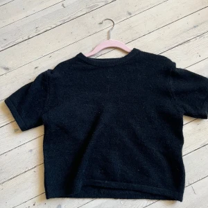 Svart kortärmad tröja - Säljer min stickade svarta kortaärmade tröja ifrån Gina tricot❤️ är aldrig använt och är som ny. Passar dig i st xs❤️