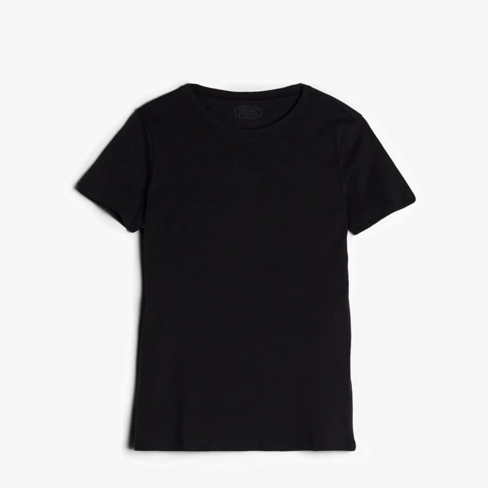 Såå fin svart t-shirt från Intimissimi. Den är i bra skick utan defekter!🙌🏼. T-paidat.
