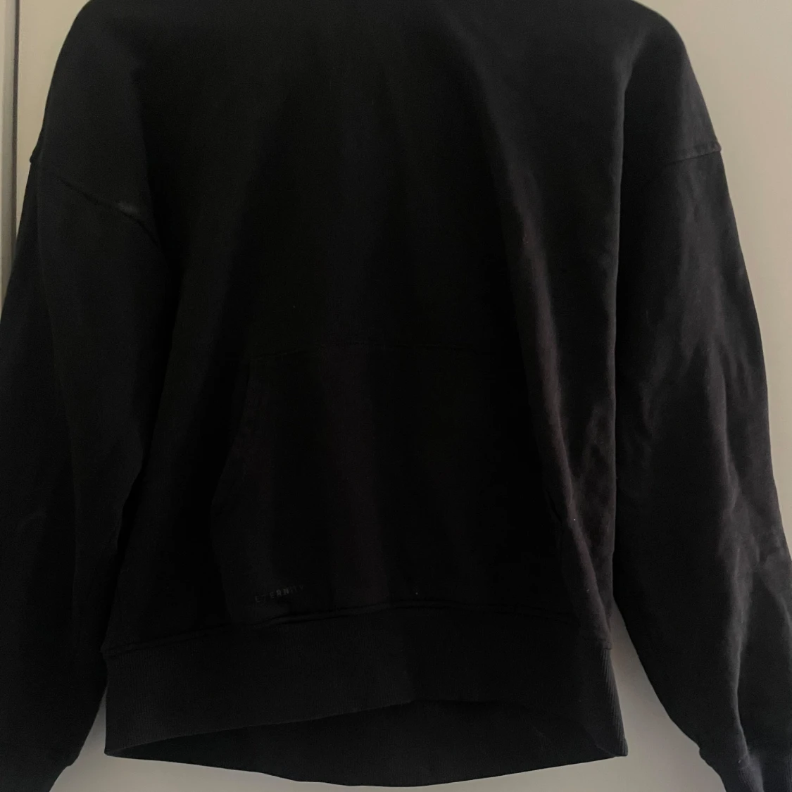 Svart hoodie från Wai Wai