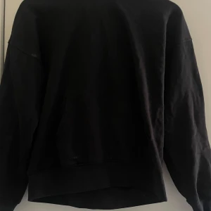 Svart hoodie från Wai Wai - En fin svart hoodie från Wai Wai. Den har en fin passform. Den är i strl 164 men passar mig jättebra som är XS.