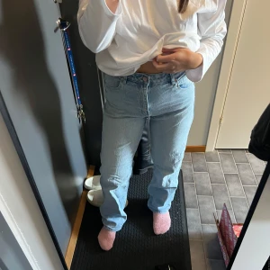 A-brand jeans - Snygga ljusblå jeansbyxor med hög midja och rak passform. Jag är 160cm! Passar mig som har S!