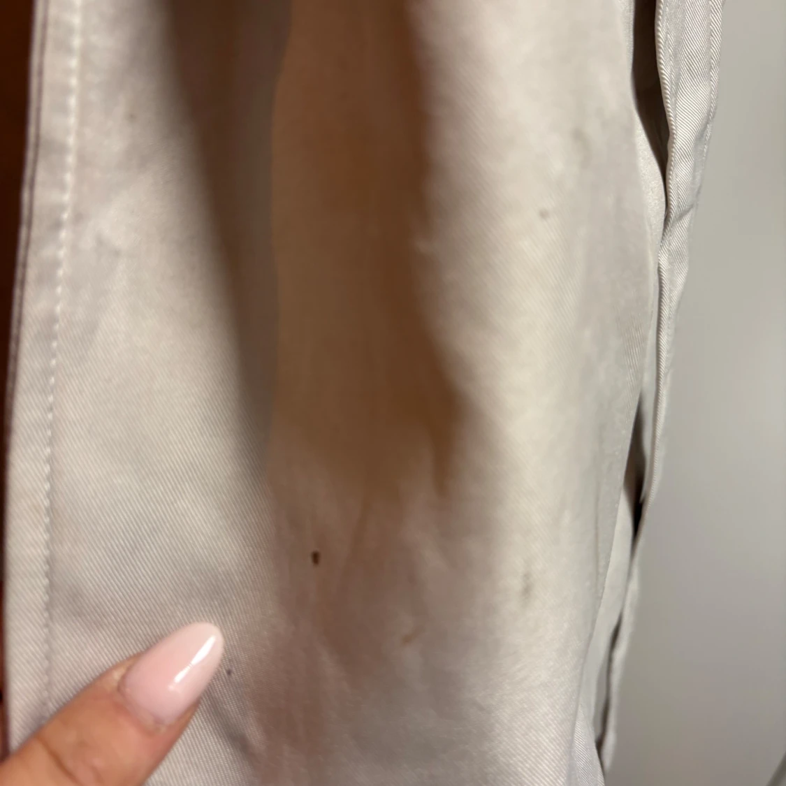 Beige trenchcoat med bälte  - 3