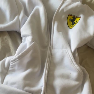 Ferrari zip up hoodie  - Vit Ferrari zip up hoodie som nästan aldrig har varit använd, har endast legat i min garderob. Skulle säga att den är 💗OBS! detta är inte en officiell Ferrari hoodie 
