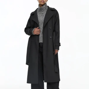 Svart trenchcoat från Pull&Bear - Snygg svart trenchcoat från Pull&Bear med klassisk dubbelknäppning och bälte i midjan. Perfekt för höst och vår. Jackan har långa ärmar och en stilren design som passar till allt! Nypris 599:-