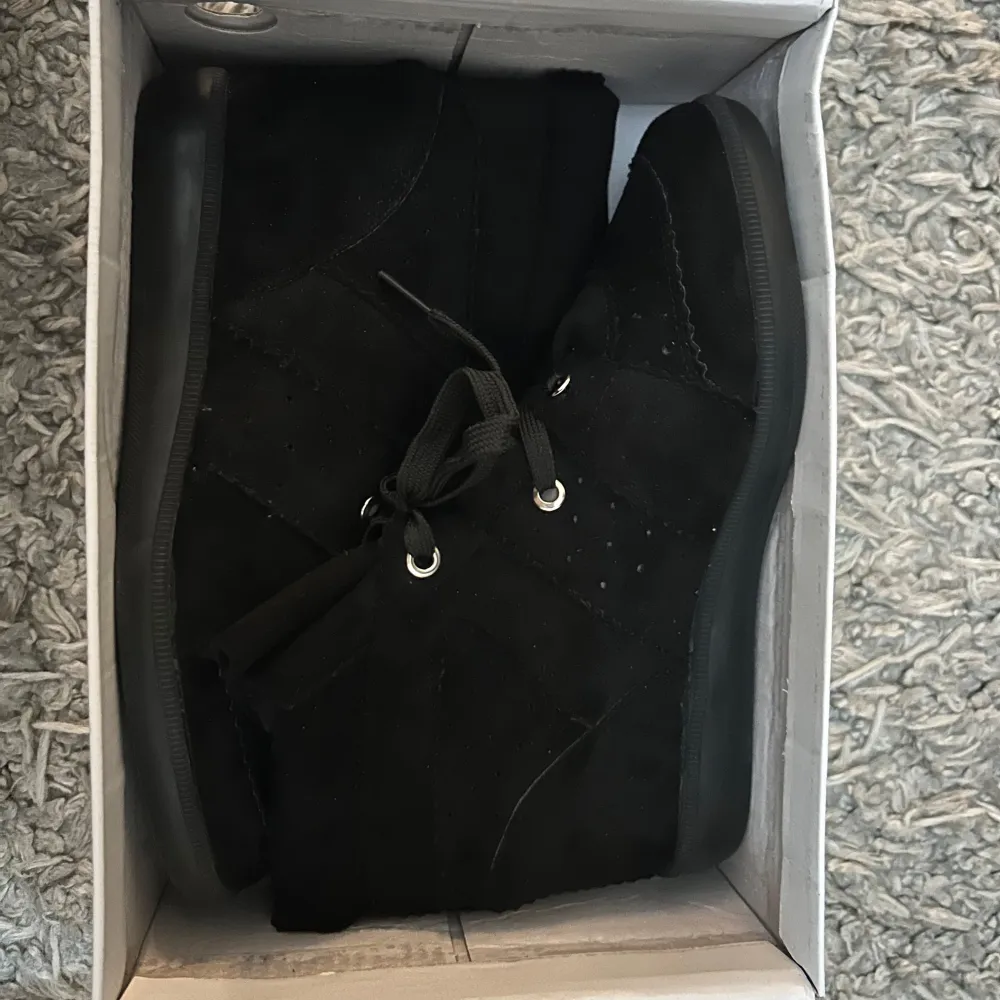 Säljer dessa superfina Isabel Marant inspirerade skor. OBS första bilden är lånad, de är ej äkta‼️‼️‼️Innersulan är ca 24cm. De har använts en gång så de är i princip helt nya. Kengät.