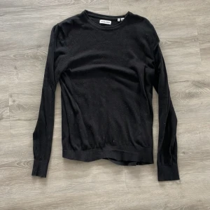 Svart tröja från Jack & Jones - Säljer en stilren svart tröja från Jack & Jones. Tröjan har långa ärmar och en klassisk rund halsringning. Perfekt för en minimalistisk look.