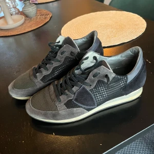 Philippe Model tprz  - Säljer mina phillipe model tprz då jag har fått nya skor. Dom är storlek 42 men passar för dom som har 43. Om ni har några andra funderingar så skriv till mig då 