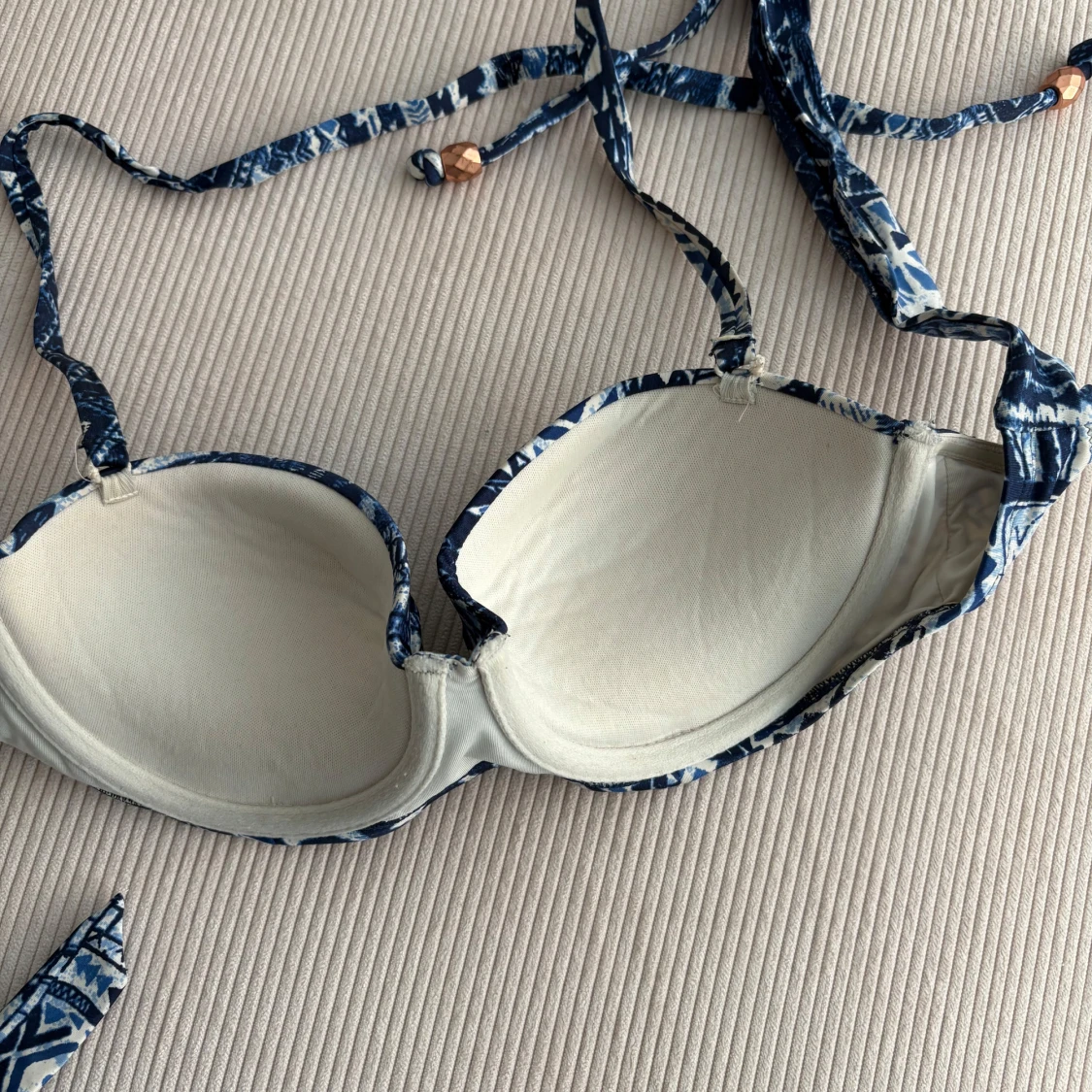 Mönstrad bikiniöverdel med knytband - 1