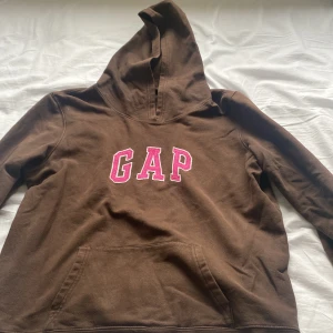 GAP hoodie - Superfin brun GAP hoodie med rosa tryck som tyvärr inte kommer till användning🤎💕🤩Är storlek L men passsr XS/S