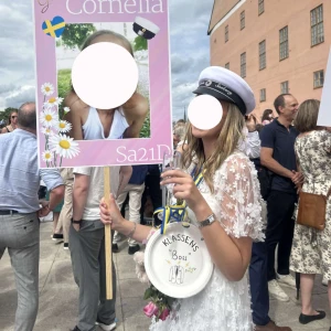 Vit spetsklänning med blommiga detaljer - Säljer en vacker vit spetsklänning med blommiga detaljer och v-ringning. Klänningen har korta ärmar och en luftig passform, perfekt som studentklänning.